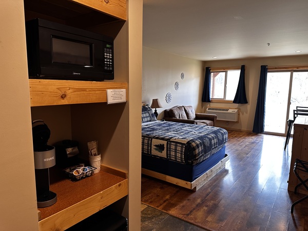 Queen Suite River Front Photo 10