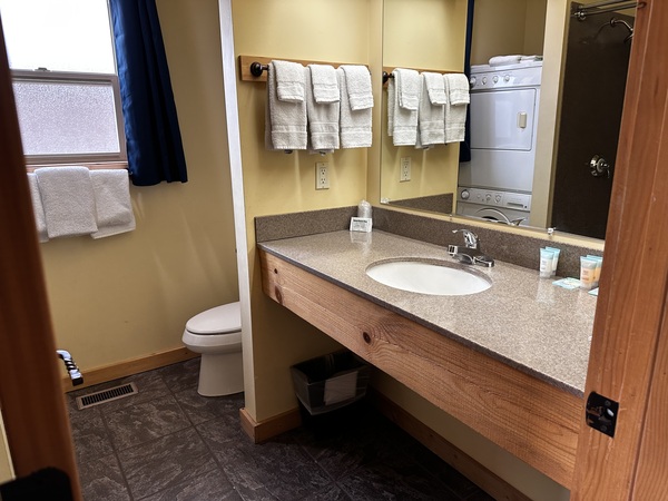 Two Bedroom River Front Cabin Photo 4