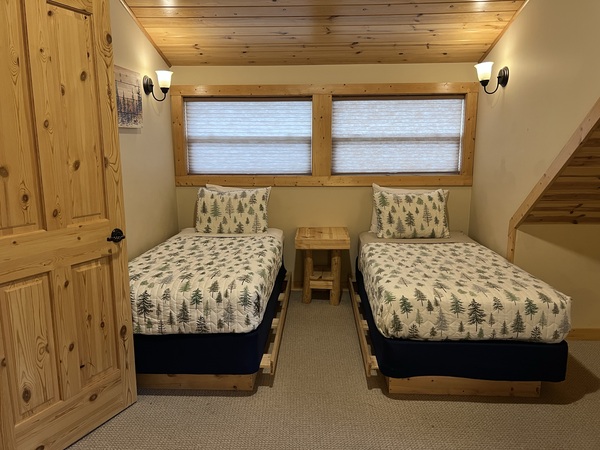 Two Bedroom River Front Cabin Photo 11