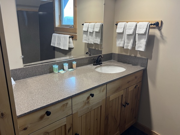 Two Bedroom River Front Cabin Photo 14